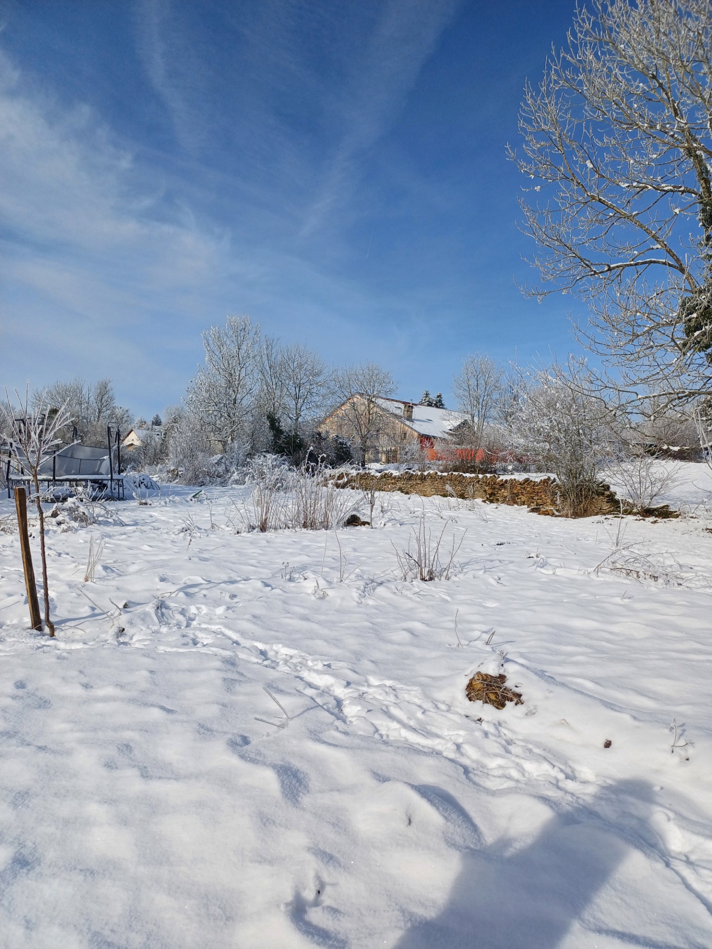 La maison vue du bas du terrain
