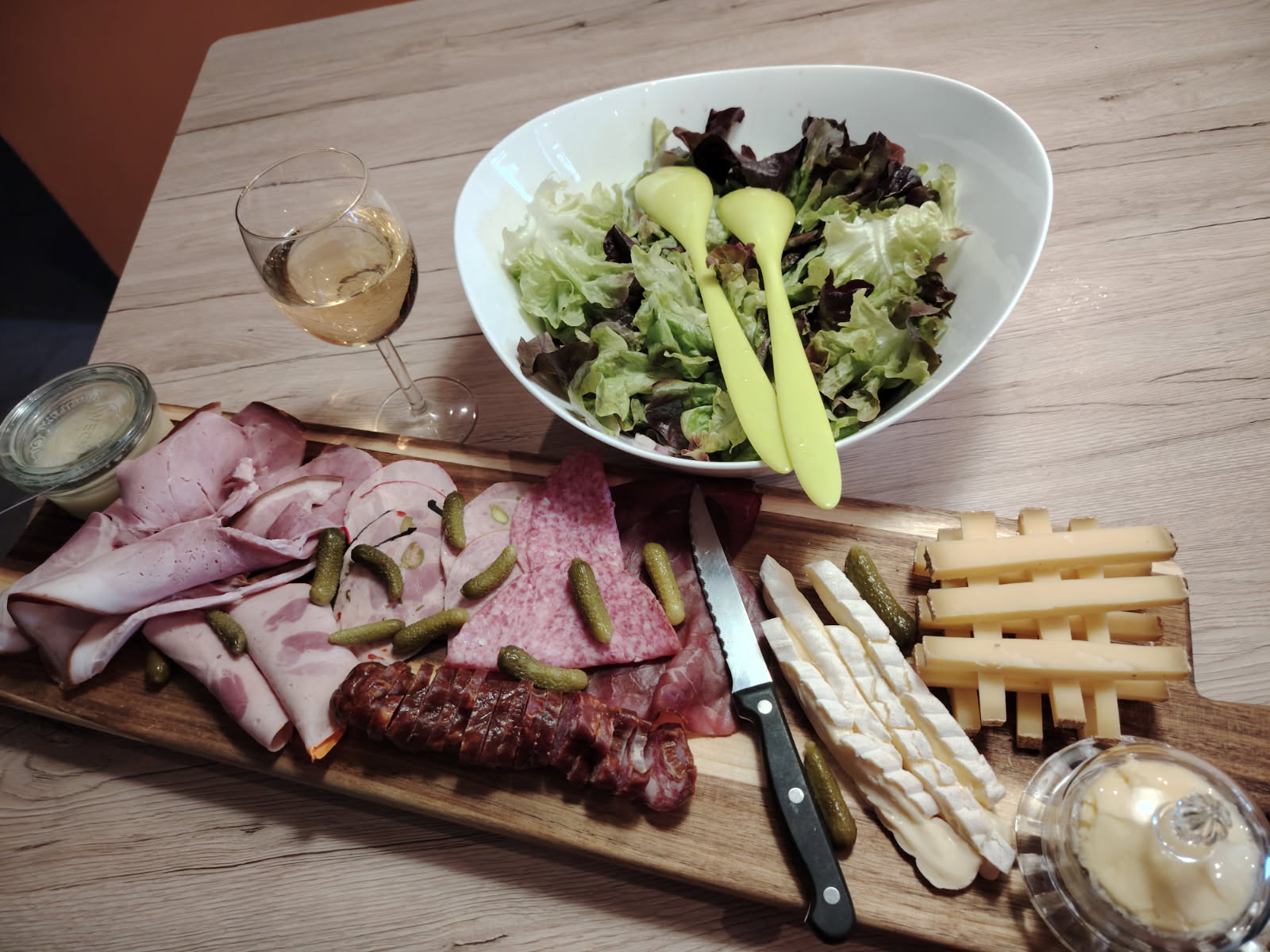 En dépannage, un plateau de jambon et charcuterie de pays, fromages locaux et salade du jardin? 