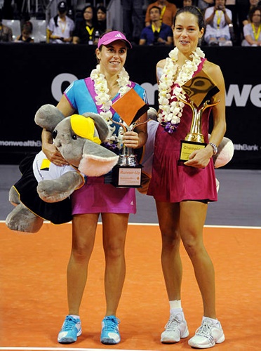 Ana Ivanovic (R) and Anabel Medina Garrigues (L) pose with their trophies