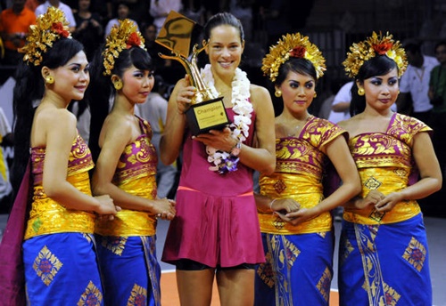 Ana Ivanovic with Balinese Girls