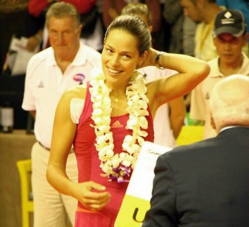 Ana Ivanovic receives Winners Cheque from Kevin Livesey and Tony Costa