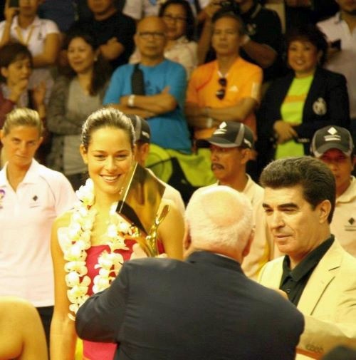Ana Ivanovic receives Winners Tropy from Kevin Livesey and Tony Costa