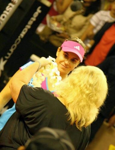Anabel Medina-Garrigues receives Flowers from Donna Kelso(WTA Supervisor)
