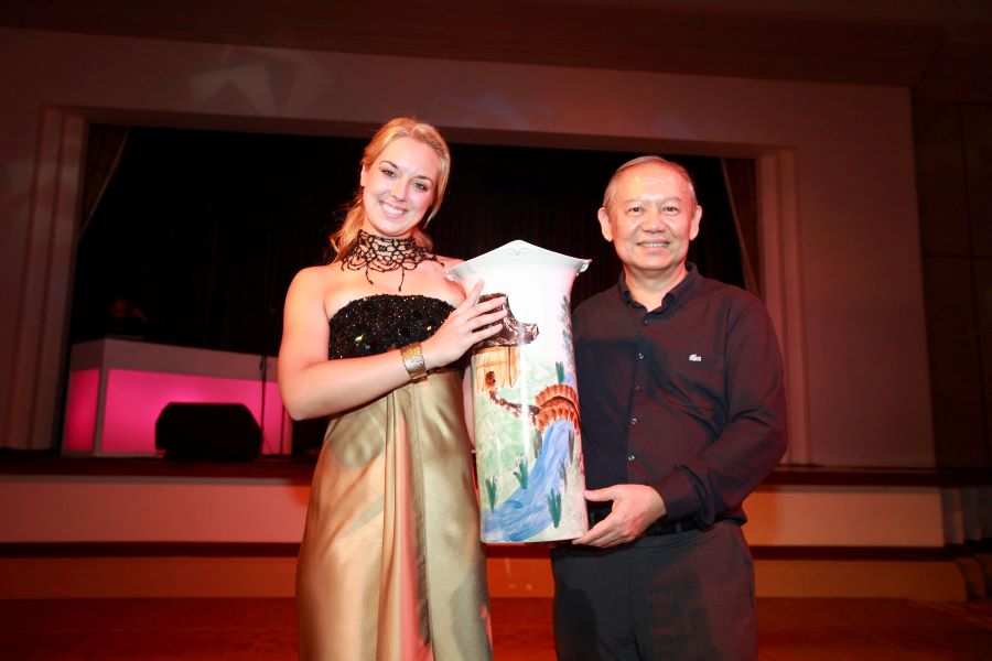 Sabine Lisicki with her handcrafted and painted piece from Jenggala auctioned by Willy Walla
