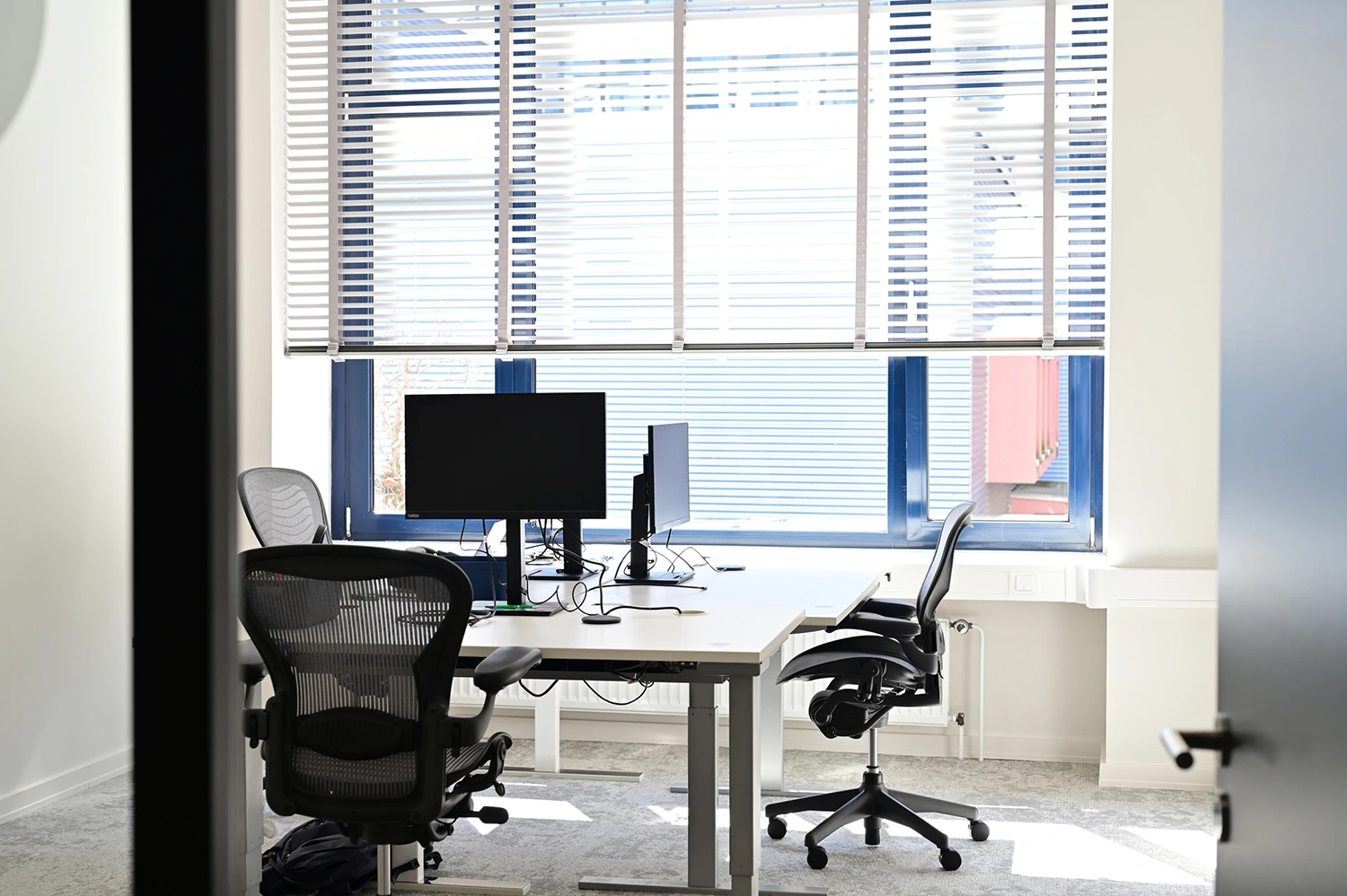 Teambüro mit Arbeitsplätzen und großen Fenster für viel Licht