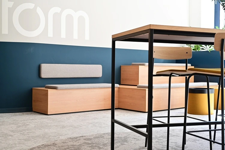 Offener Arbeitsplatzbereich bei Adform – kombiniert mit Rückzugszonen, Licht und funktionalem Design.