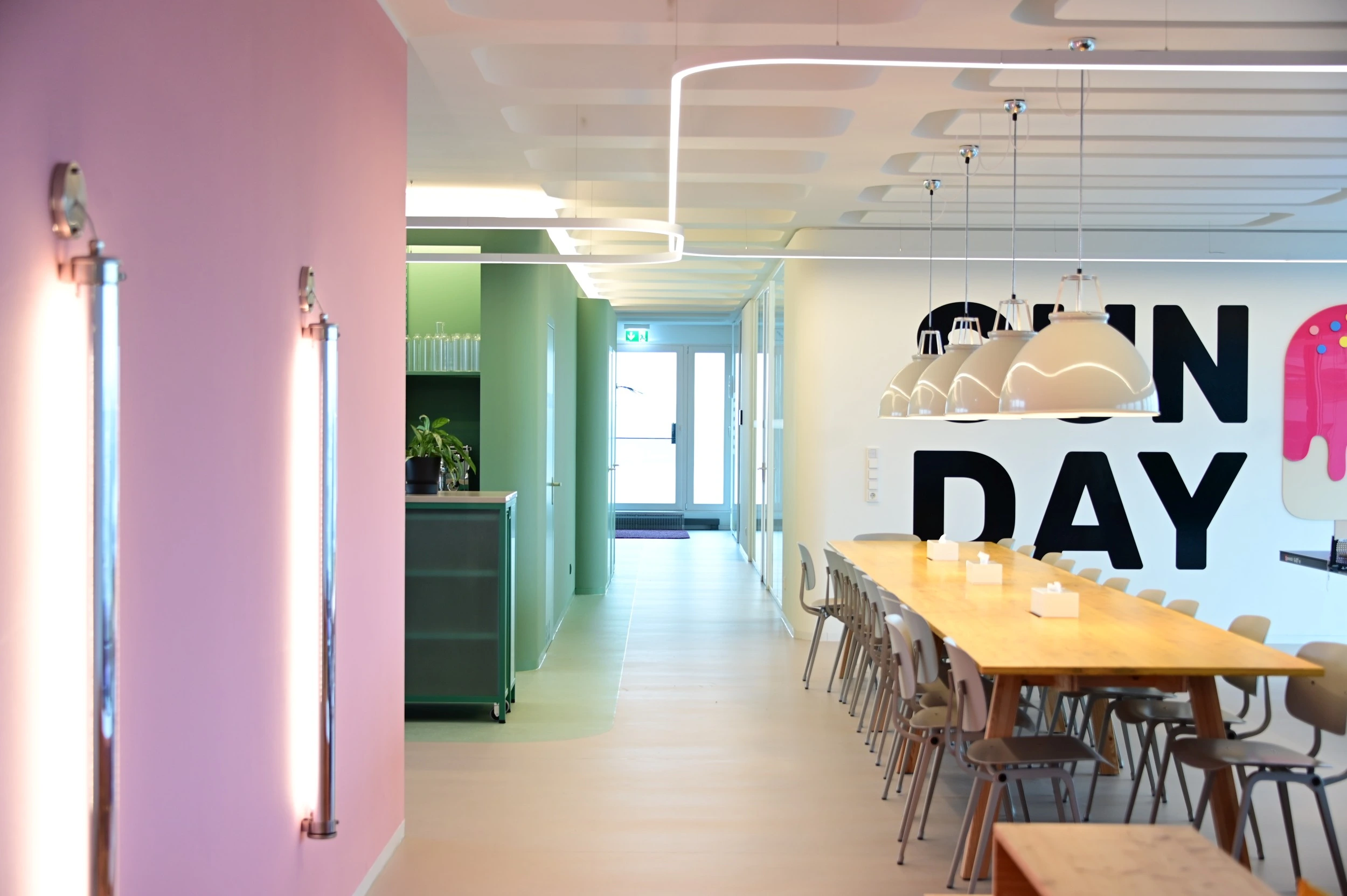 Moderner, offener Arbeitsbereich der Applike Group mit Blick auf die Alster in Hamburg.