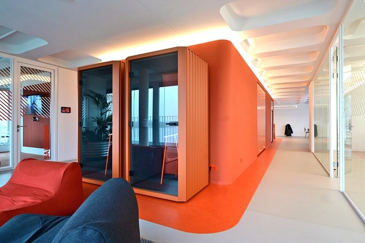 hochwertige Arbeitswelten mit Rückzugsräumen durch Telefonboxen
