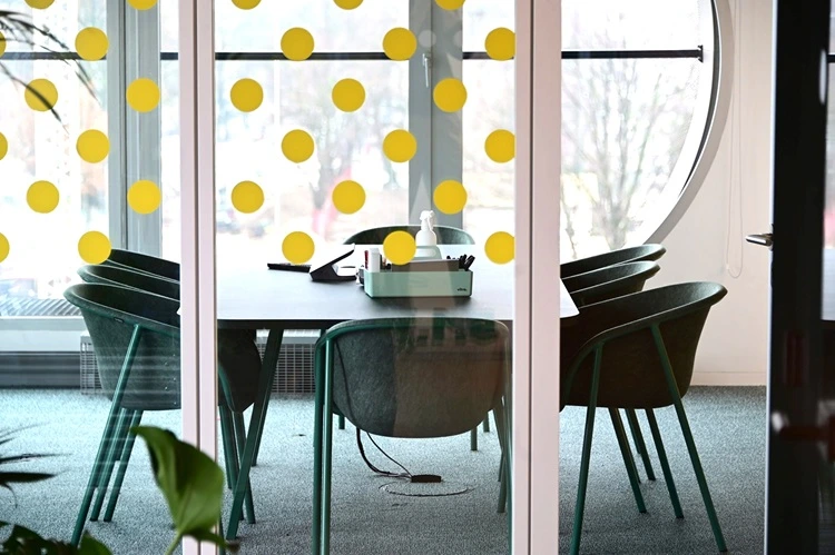 Transparenter Besprechungsraum der Applike Group mit Glaswänden und moderner Ausstattung.
