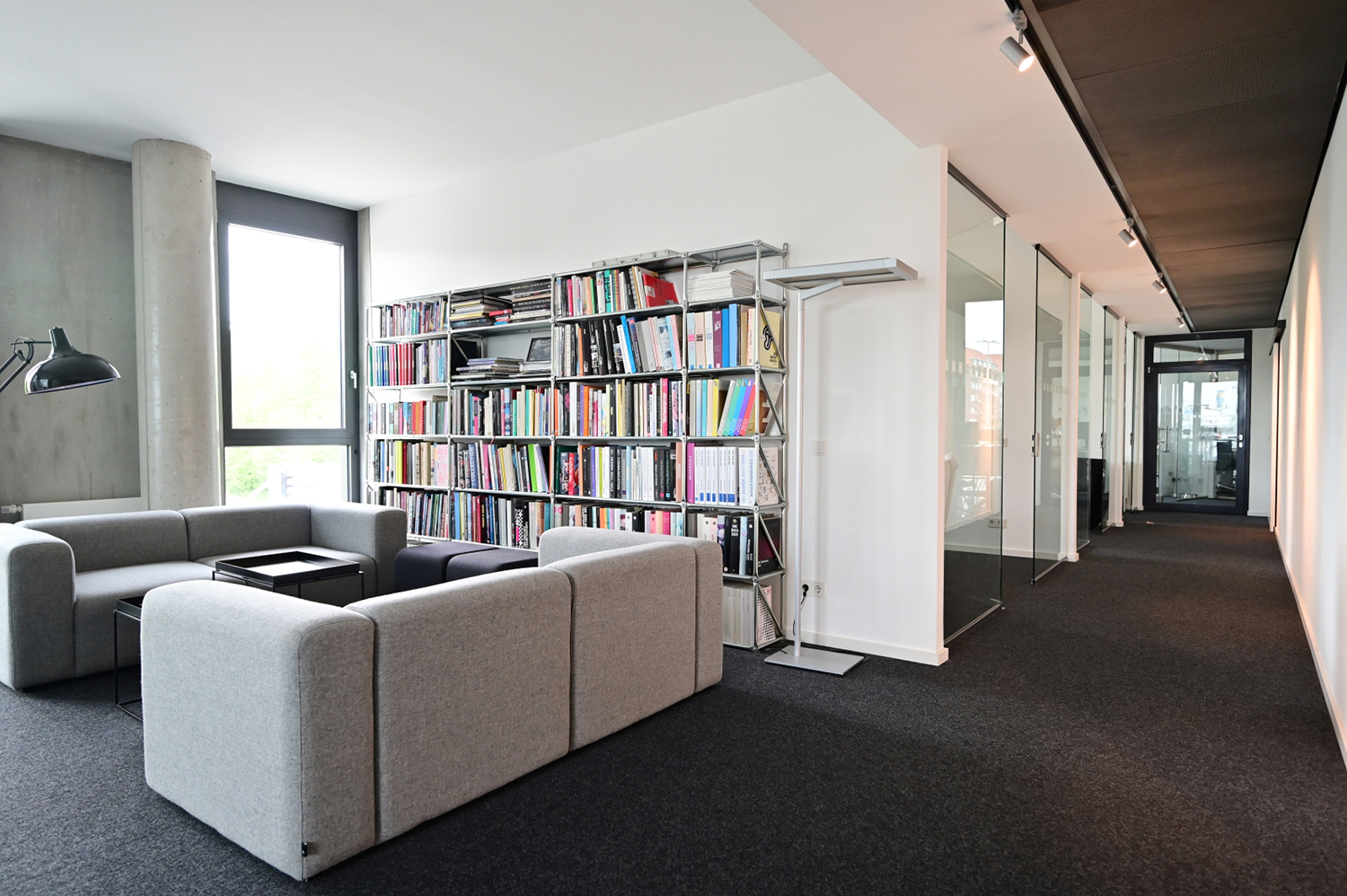 700 m² moderne Bürofläche am Pinnasberg – lichtdurchflutetes Büro mit Glasfronten und hohen Decken, vermietet an Conceptum Logistics.