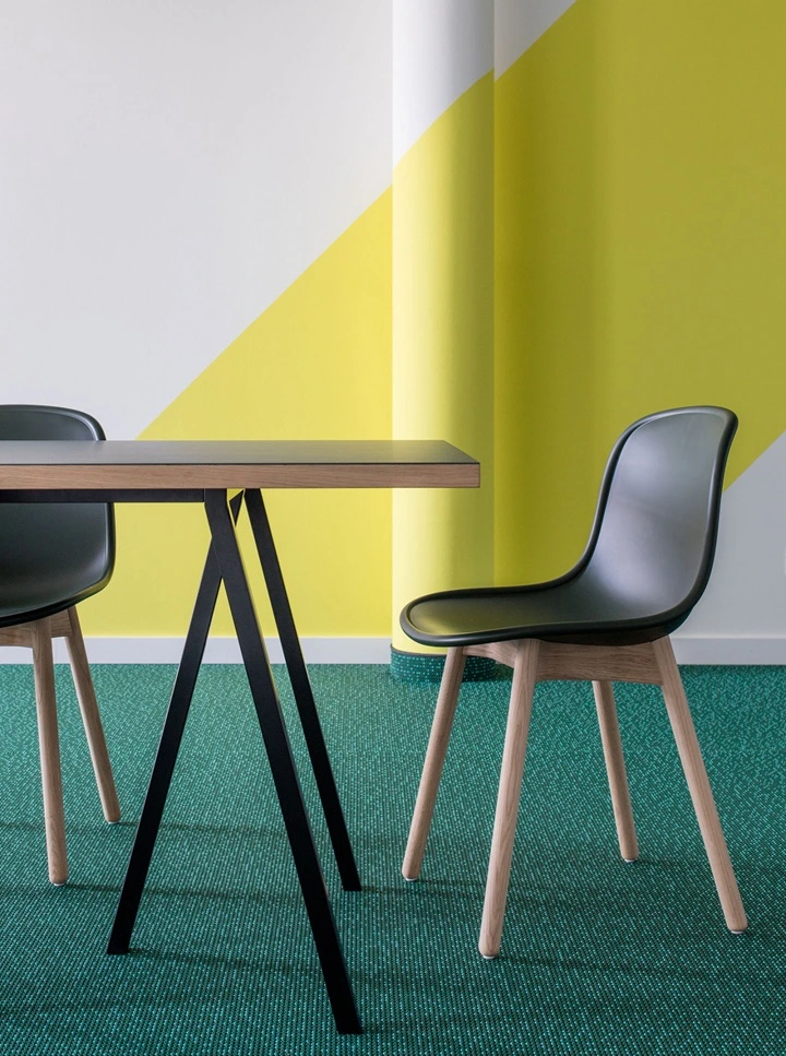 Farbkonzept und Möbel im neuen Office von Monday Consulting