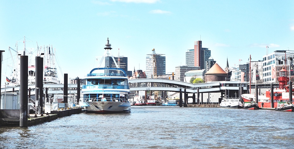 Hamburg Bürostandorte – Blick auf HafenCity & Elbufer im Zentrum des Büromarkts Panoramablick auf die Hamburger HafenCity mit Elbe, Fähren und moderner Skyline – zentrale Lage für innovative Bürostandorte.