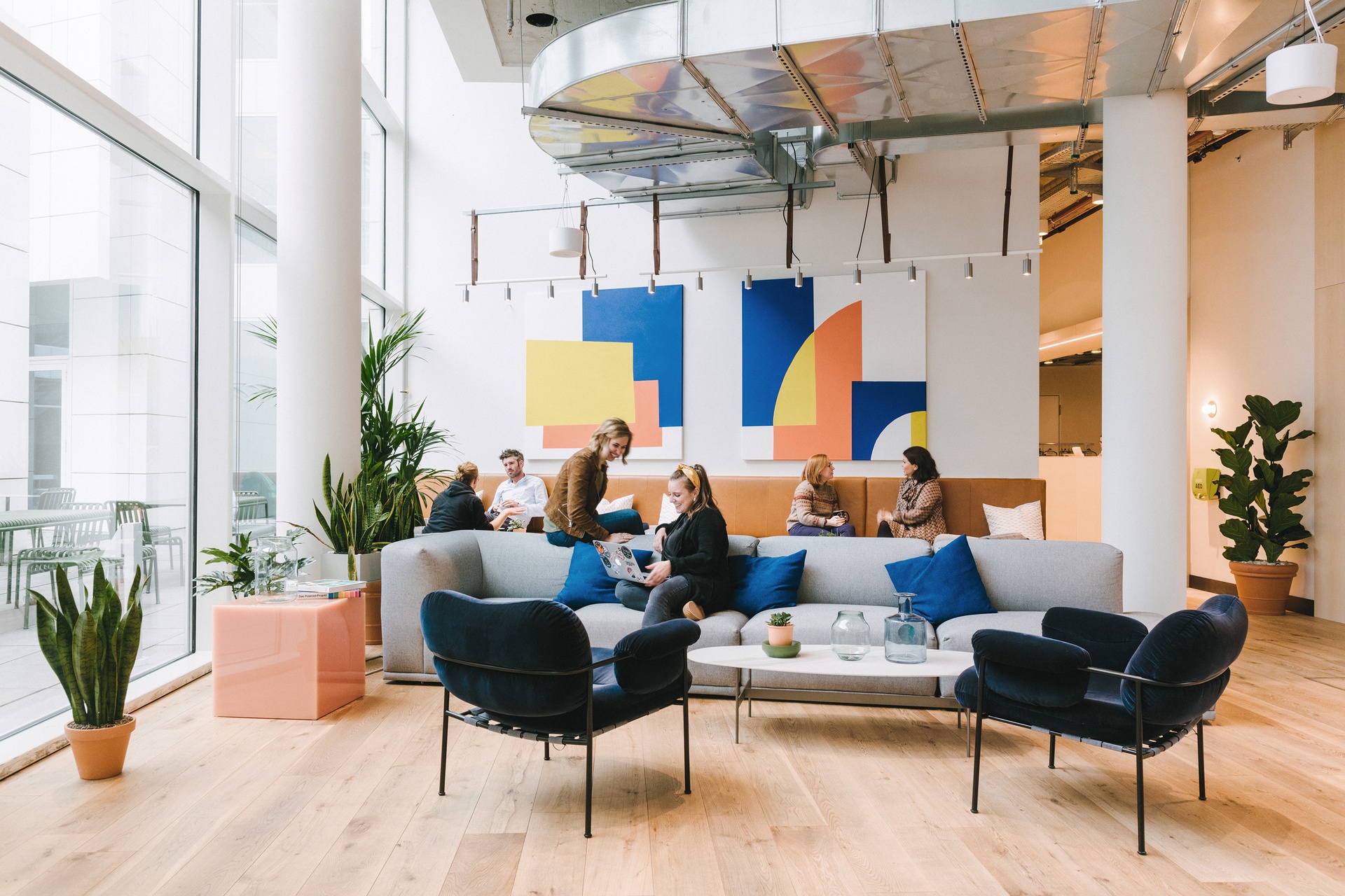 kreativer Workspace mit Mitarbeitern