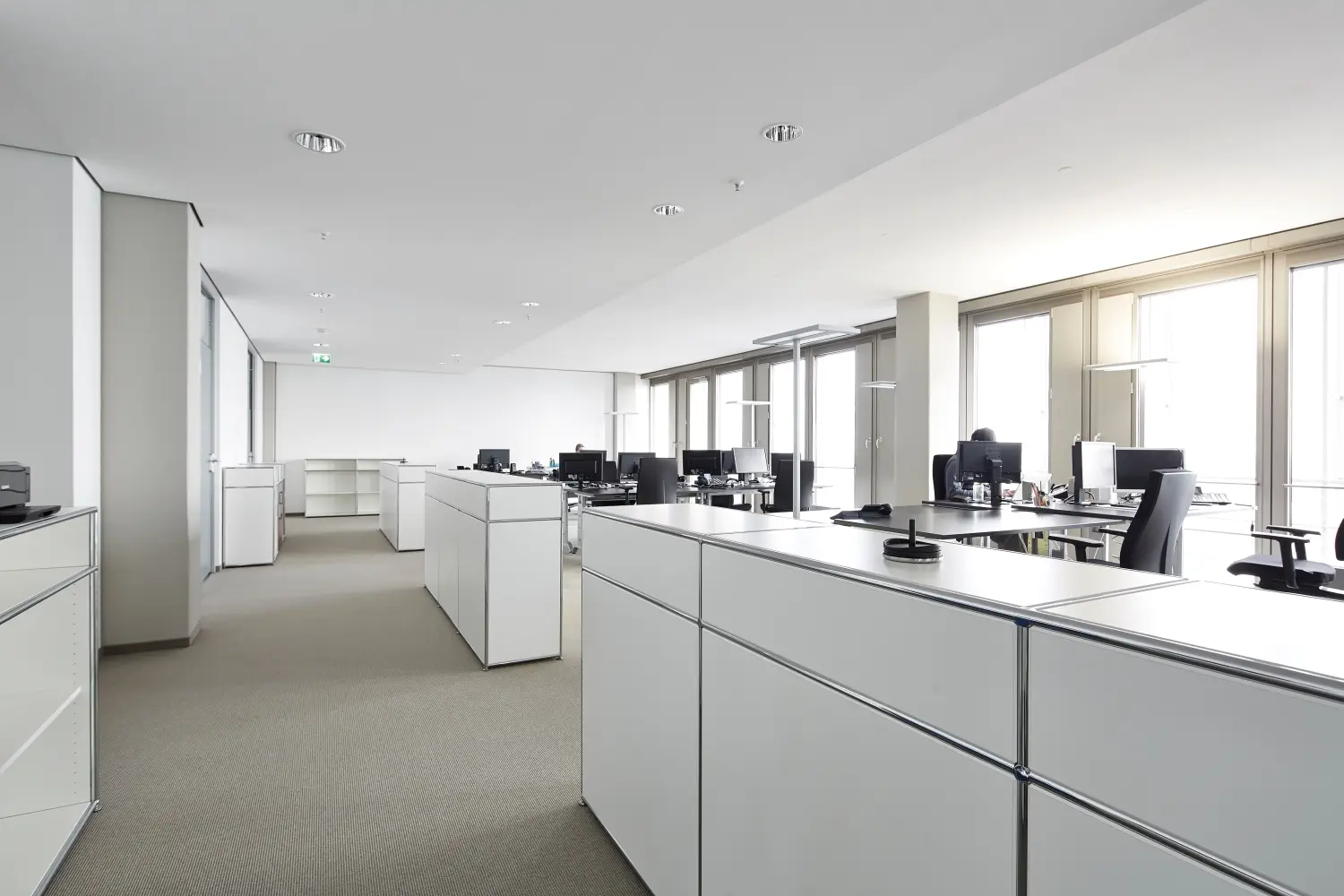 Moderne Bürofläche im Atlantic-Haus Hamburg mit offenen Arbeitsplätzen und bodentiefen Fenstern.