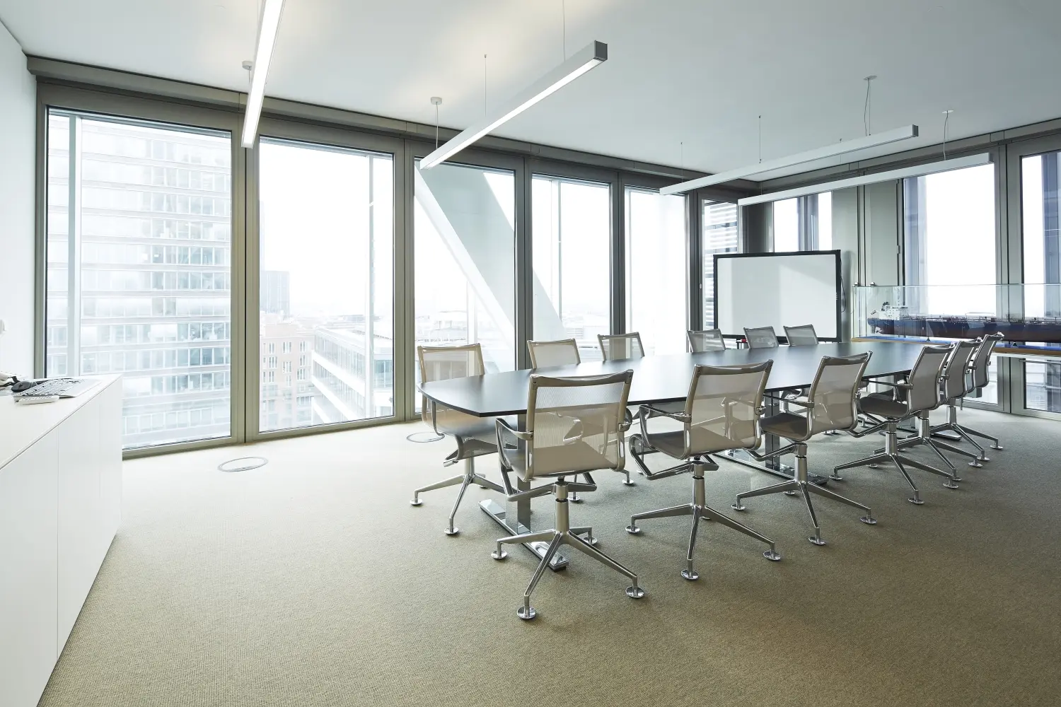 Heller Konferenzraum im Atlantic-Haus Hamburg mit Panoramablick und moderner Ausstattung.