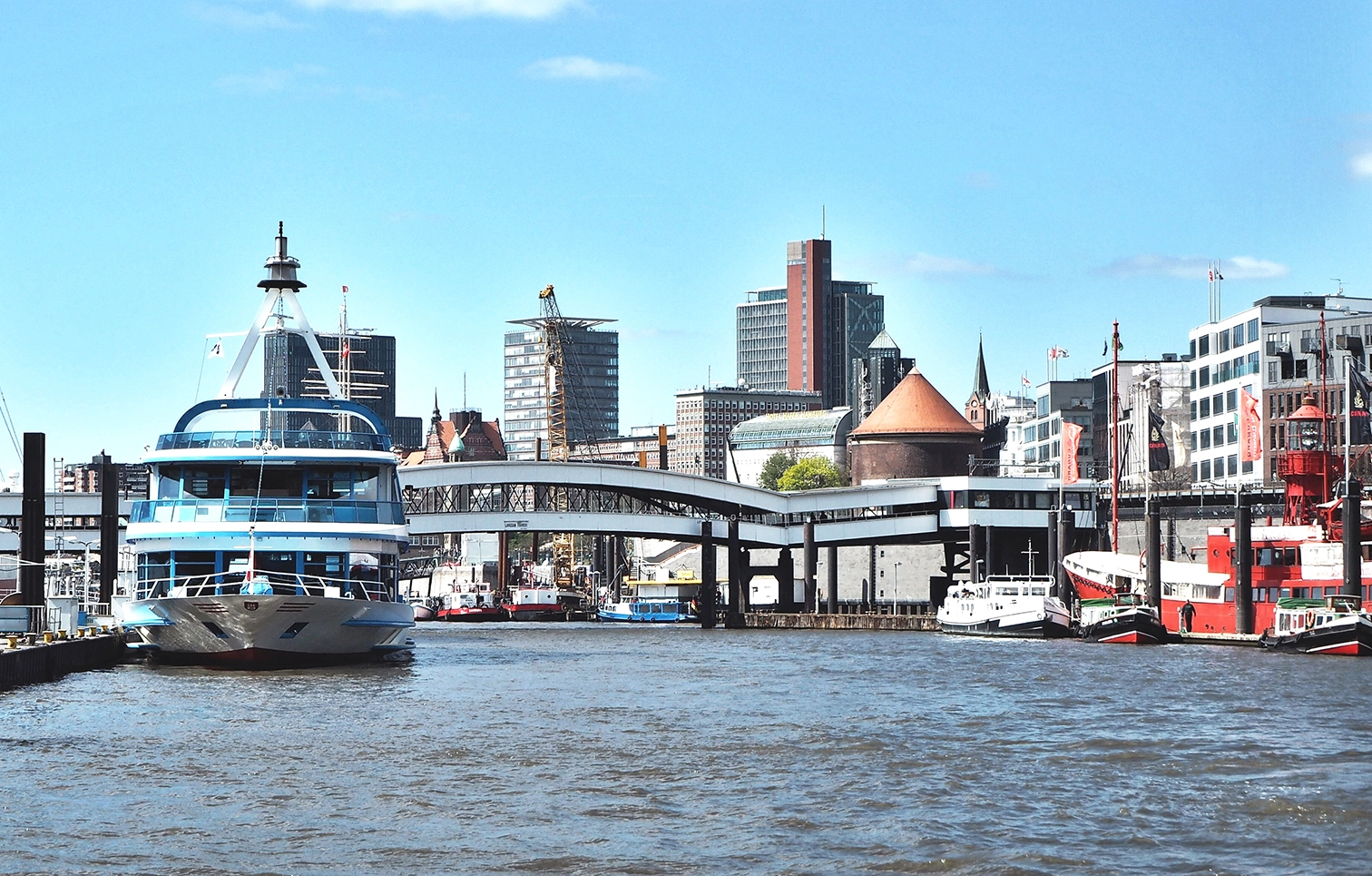 Panoramaansicht der Hamburger Innenstadt mit Elbe – idealer Standort für moderne Büroflächen mit Ausblick