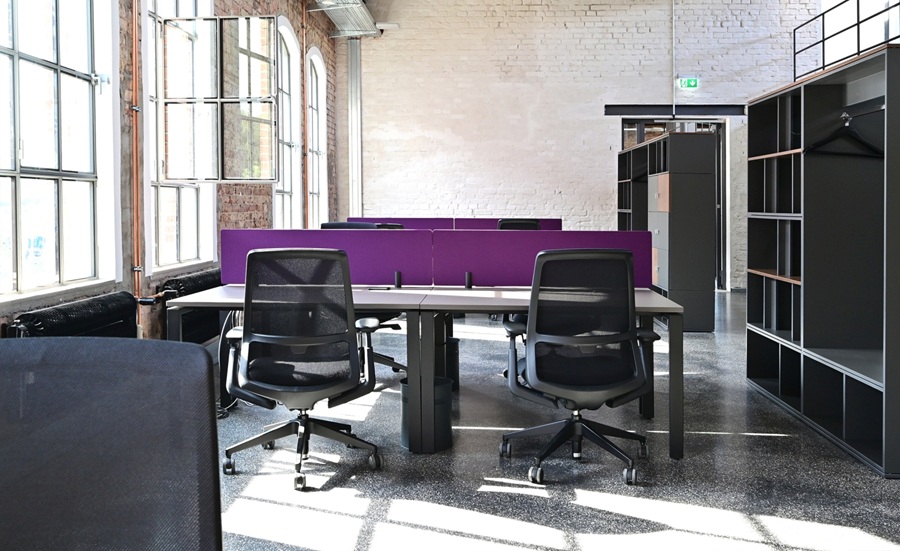 Kreative Loftbüros in Hamburg-Altona – Moderne Arbeitsplätze im Industrial Design Helle Büroloft-Fläche mit hohen Fenstern, Sichtmauerwerk und modernen Arbeitsplätzen im Industrial Look – kreatives Arbeitsumfeld in Hamburg-Altona.