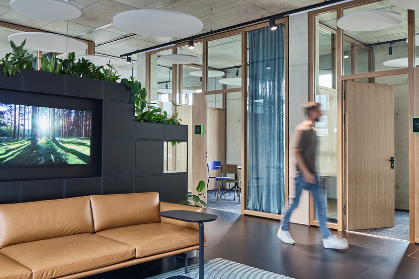 Modernes Loftbüro in Hamburg-Ottensen – Design trifft Funktion in kreativer Arbeitsumgebung Moderne Loftbürofläche mit Lounge, Glastrennwänden und natürlichen Materialien in Hamburg-Ottensen – ideal für kreative Teams und fokussiertes Arbeiten.
