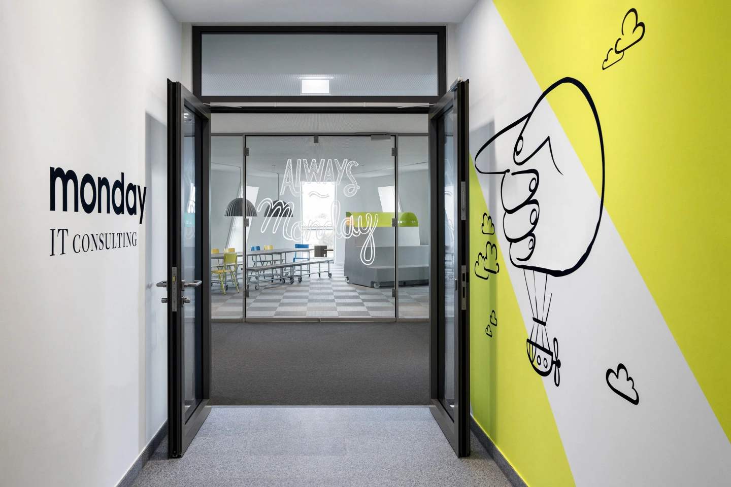 Offener Arbeitsbereich bei Monday Consulting mit moderner Möblierung und natürlichem Licht – Büro am Baumwall in Hamburg.