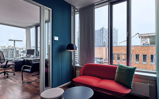 Bürofläche mit schönen Möbeln und Blick auf die Elbphilhamonie