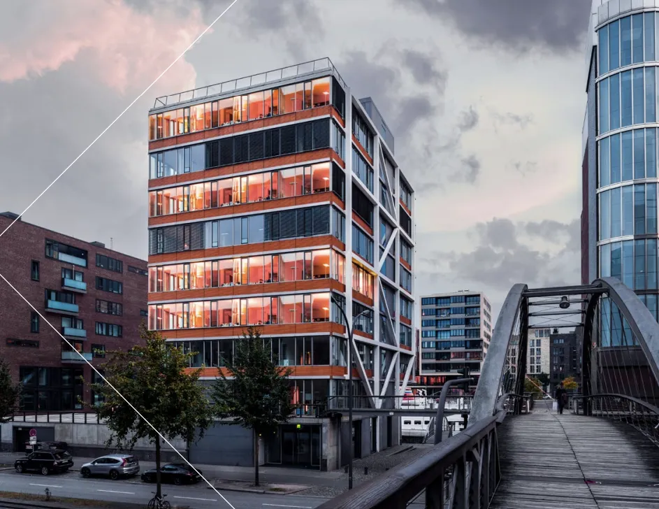 Bürohaus am Sandtorkai 68 inmitten der Hafencity-Hamburg