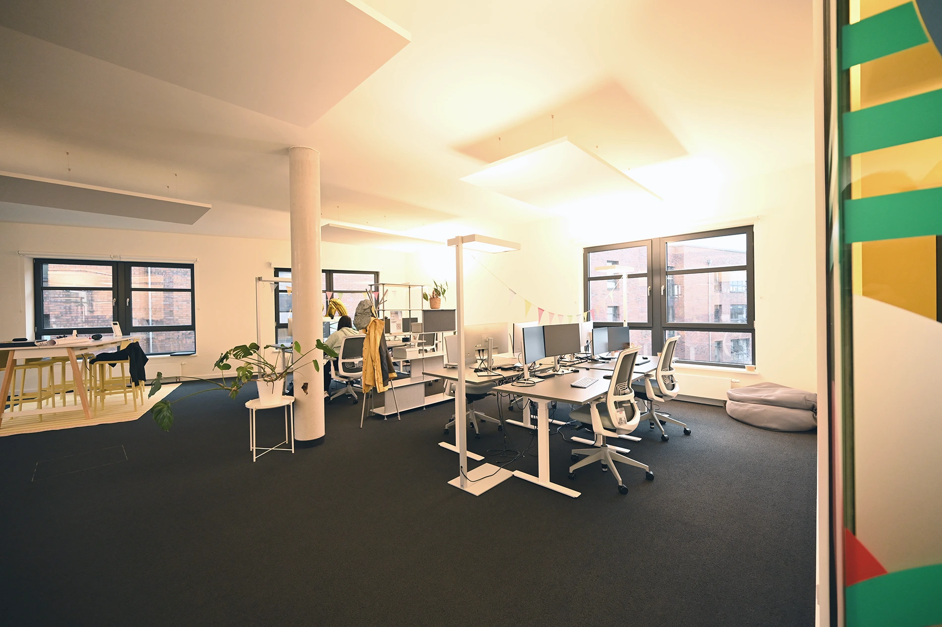 Helle Teamarbeitsplätze