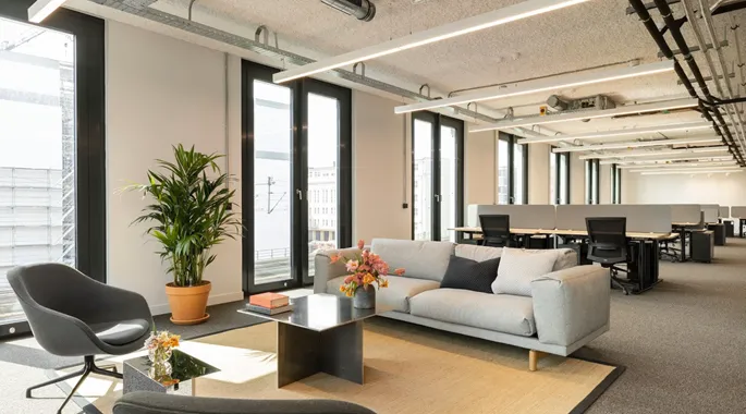 offener und kommunikativer Arbeitsbereich mit Besprechungszonen