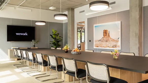 hochwertiger Konferenz- und Besprechungsraum bei WeWork