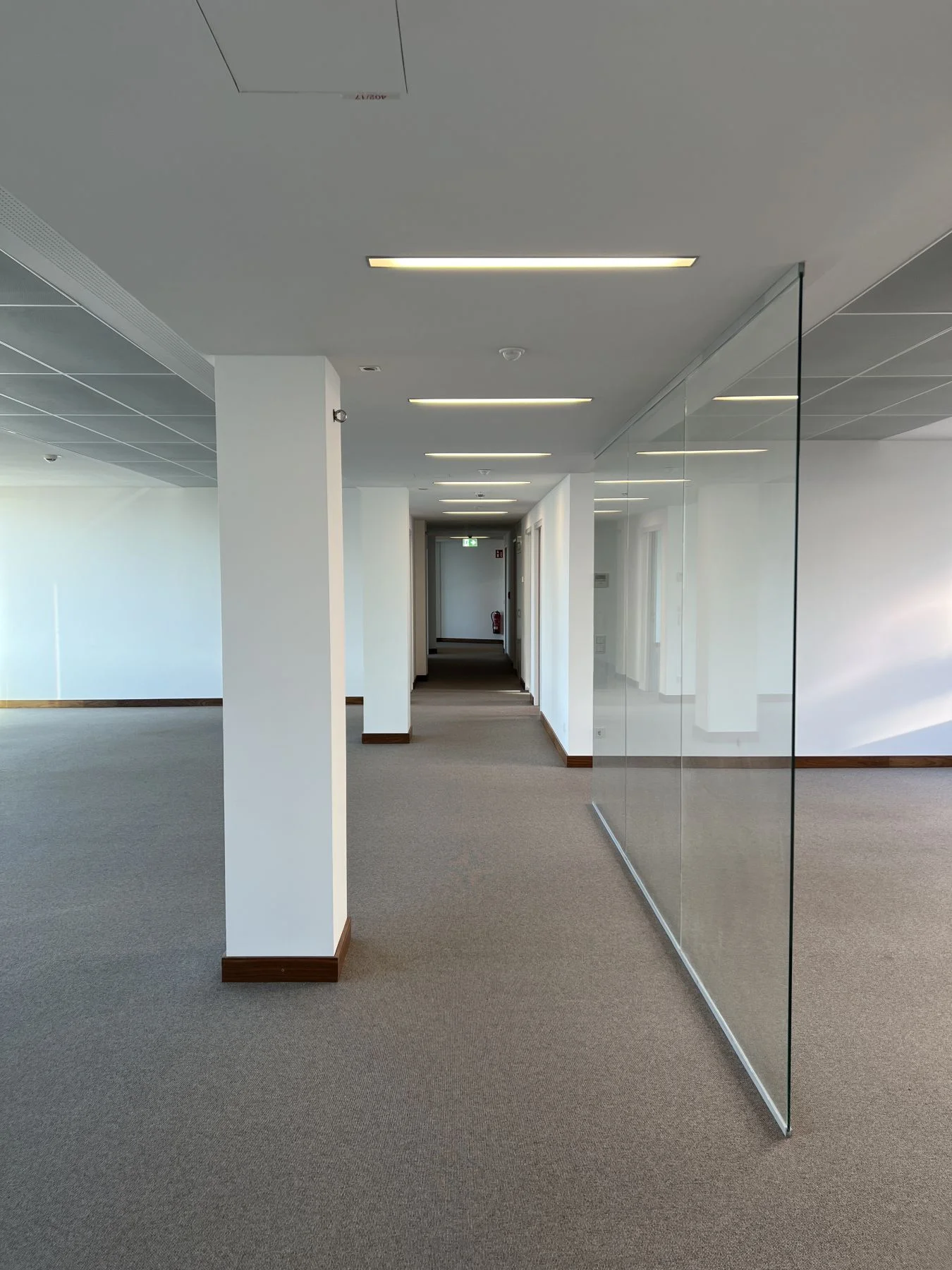 modernes Büro mit Glaswand am Vorsetzen 50 für Northvolt Germany