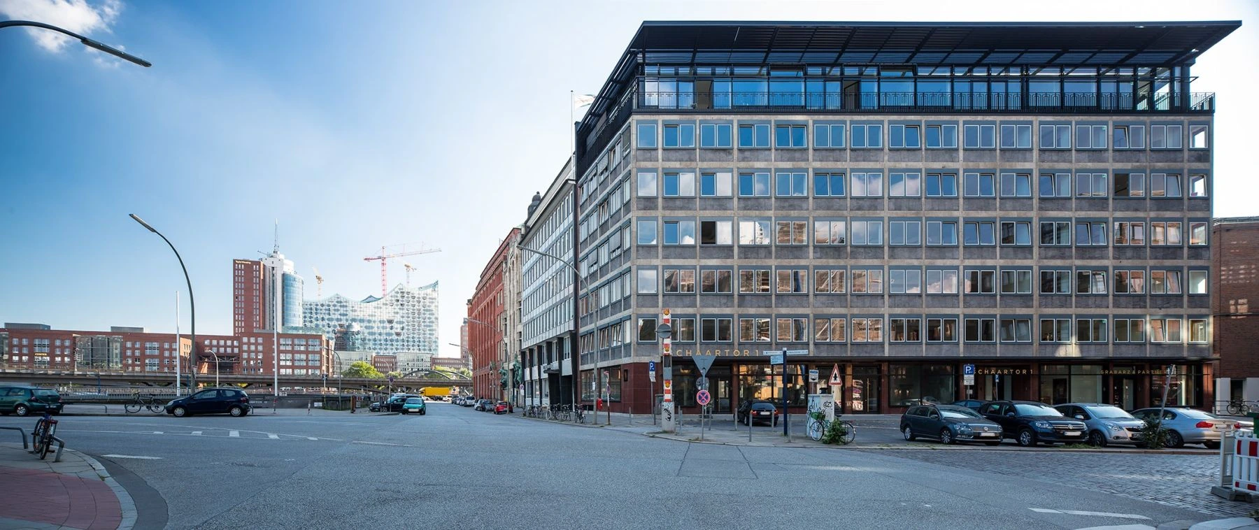 Bürohaus am Schaartor mit Dachterrasse und Blick auf Hafen und Elphi