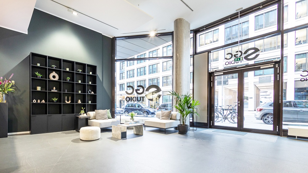 Showroom und Bürofläche in Hamburg-Neustadt – Repräsentativer Eingangsbereich mit urbanem Flair Lichtdurchfluteter Showroom mit modernen Sitzmöbeln, Designregal und urbanem Blick in zentraler Lage von Hamburg-Neustadt.