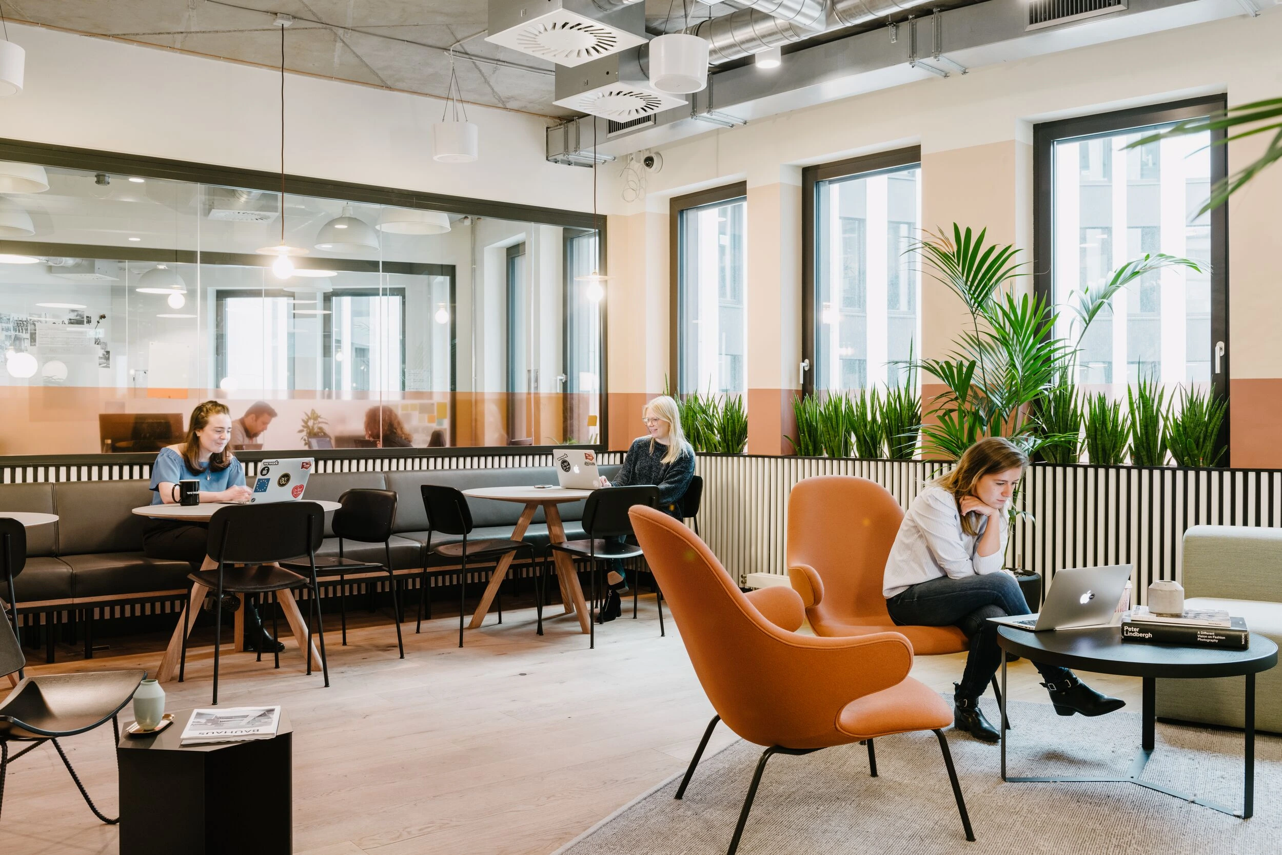 Helles, modernes Büro in Hamburg mit zeitgemäßem Design und ergonomischer Einrichtung – Beispiel moderner Arbeitswelten von hellomonday