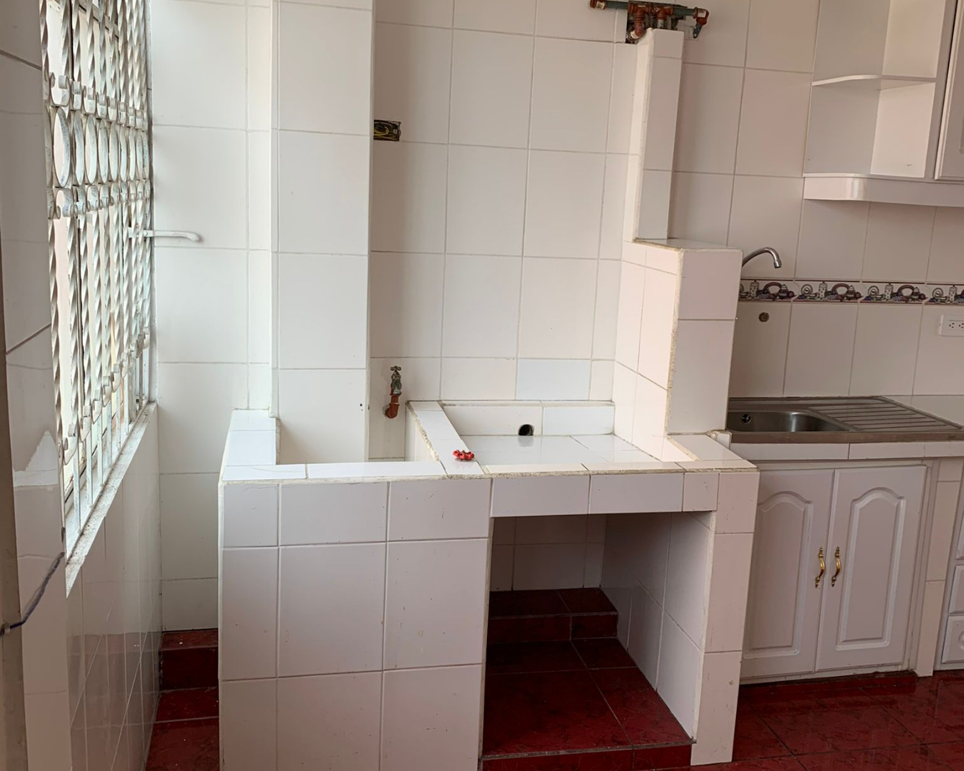 Dormitorio master en departamento de venta en Carcelén, segundo piso, excelente iluminación natural.