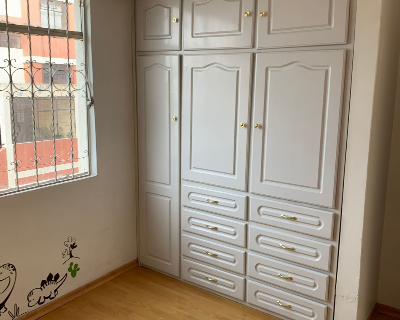 Dormitorio master en departamento de venta en Carcelén, segundo piso, excelente iluminación natural.