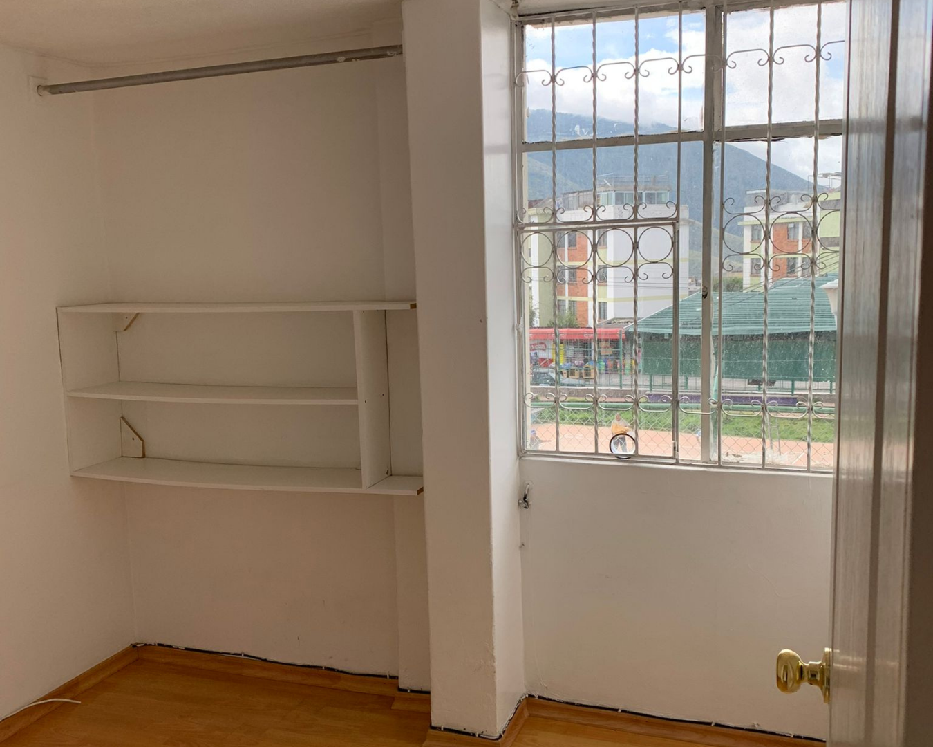 Dormitorio master en departamento de venta en Carcelén, segundo piso, excelente iluminación natural.