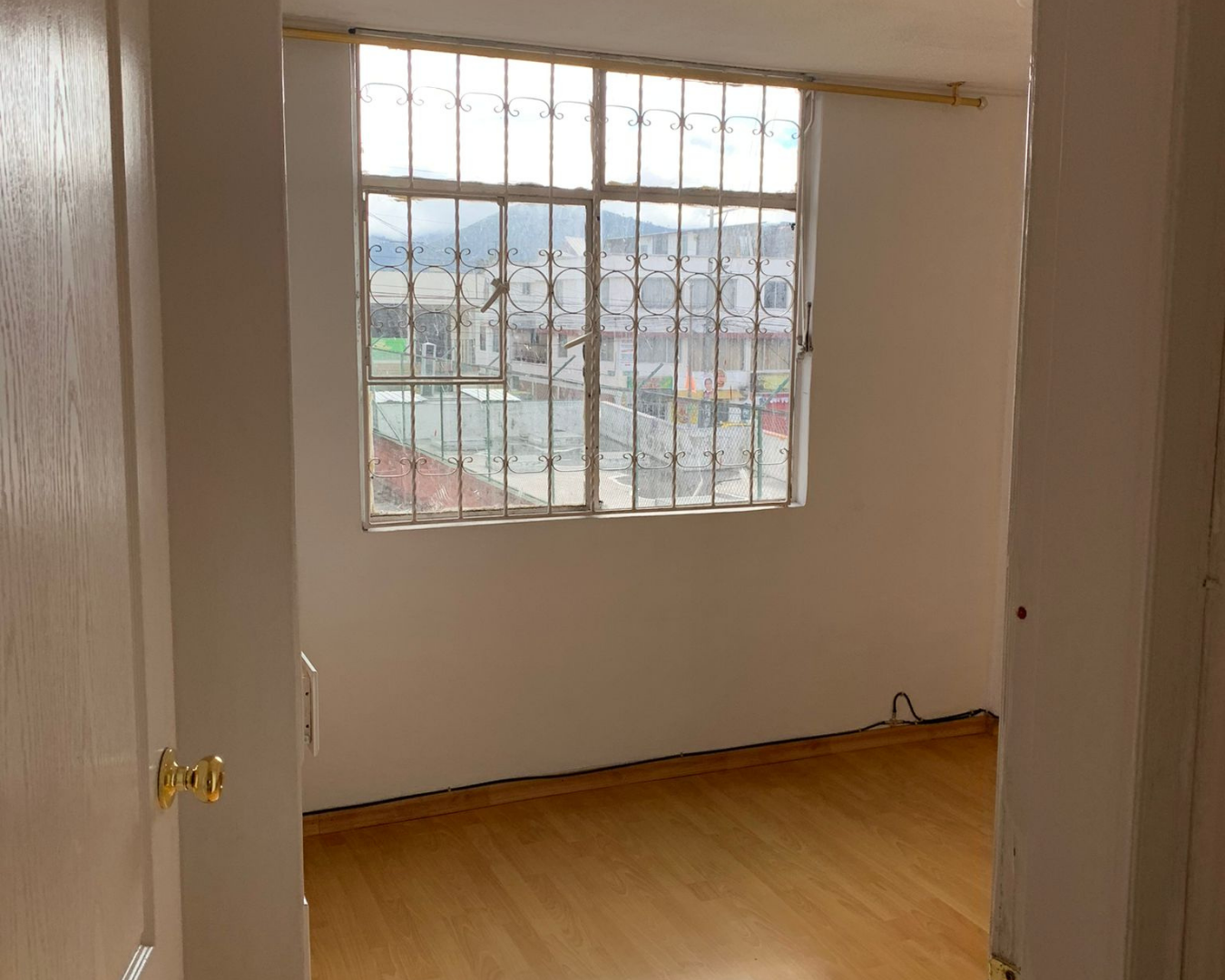 Dormitorio master en departamento de venta en Carcelén, segundo piso, excelente iluminación natural.