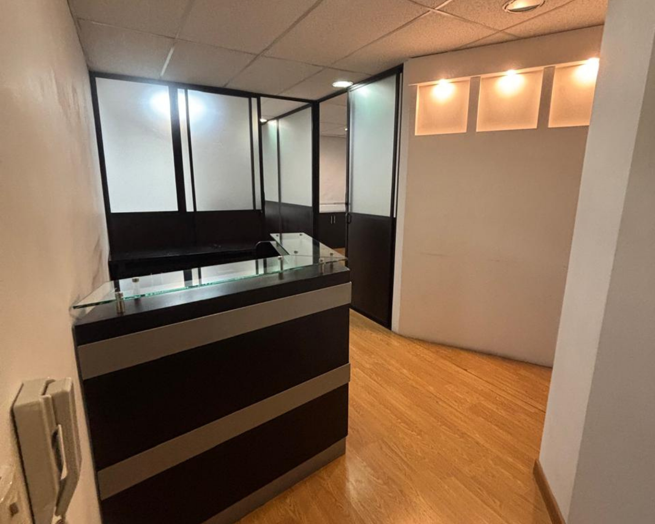 Oficina moderna de 43m2 en venta y arriendo, sector financiero Quito, calles Finlandia y Suecia - URUZ Inmobiliaria.