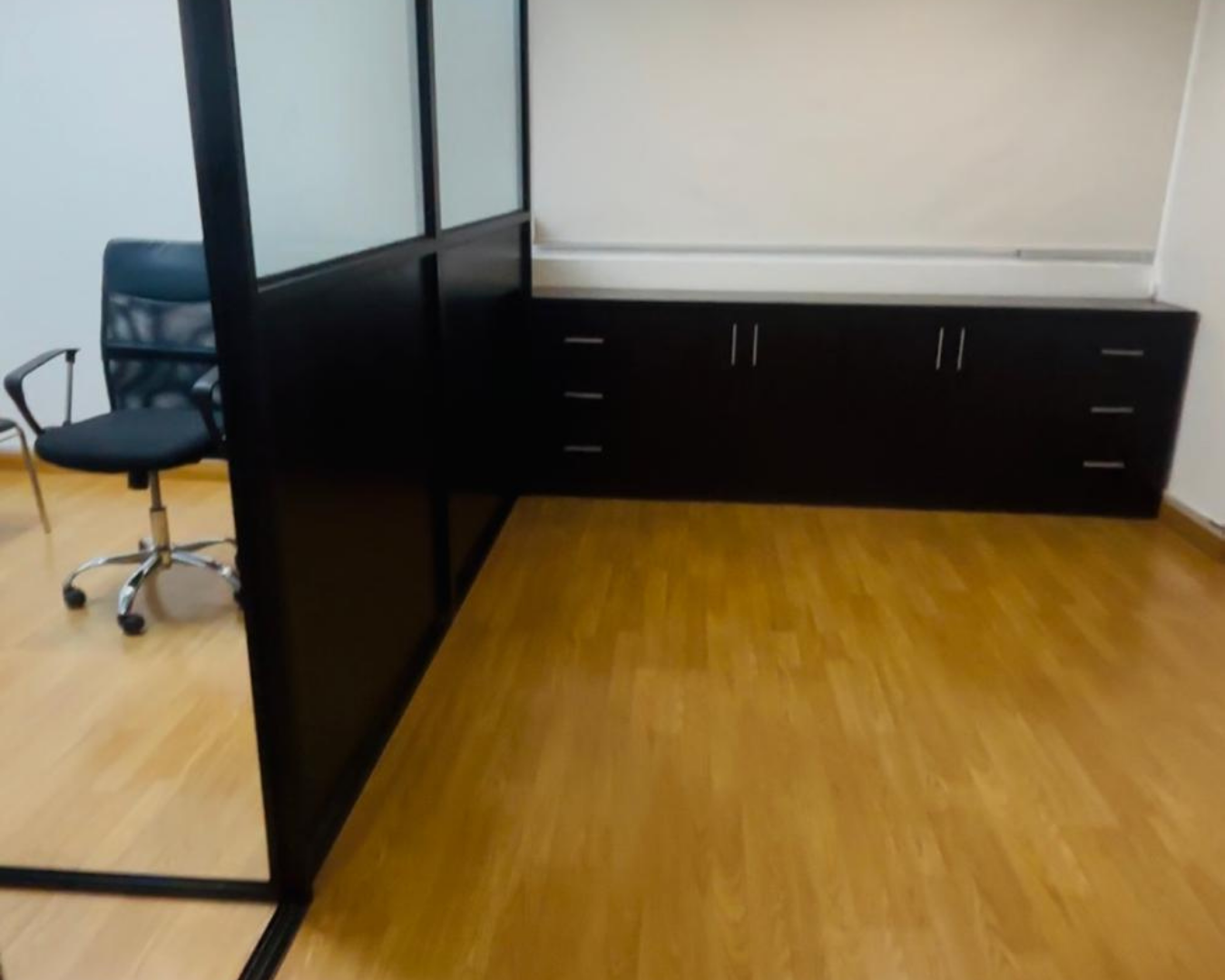 Oficina moderna de 43m2 en venta y arriendo, sector financiero Quito, calles Finlandia y Suecia - URUZ Inmobiliaria.