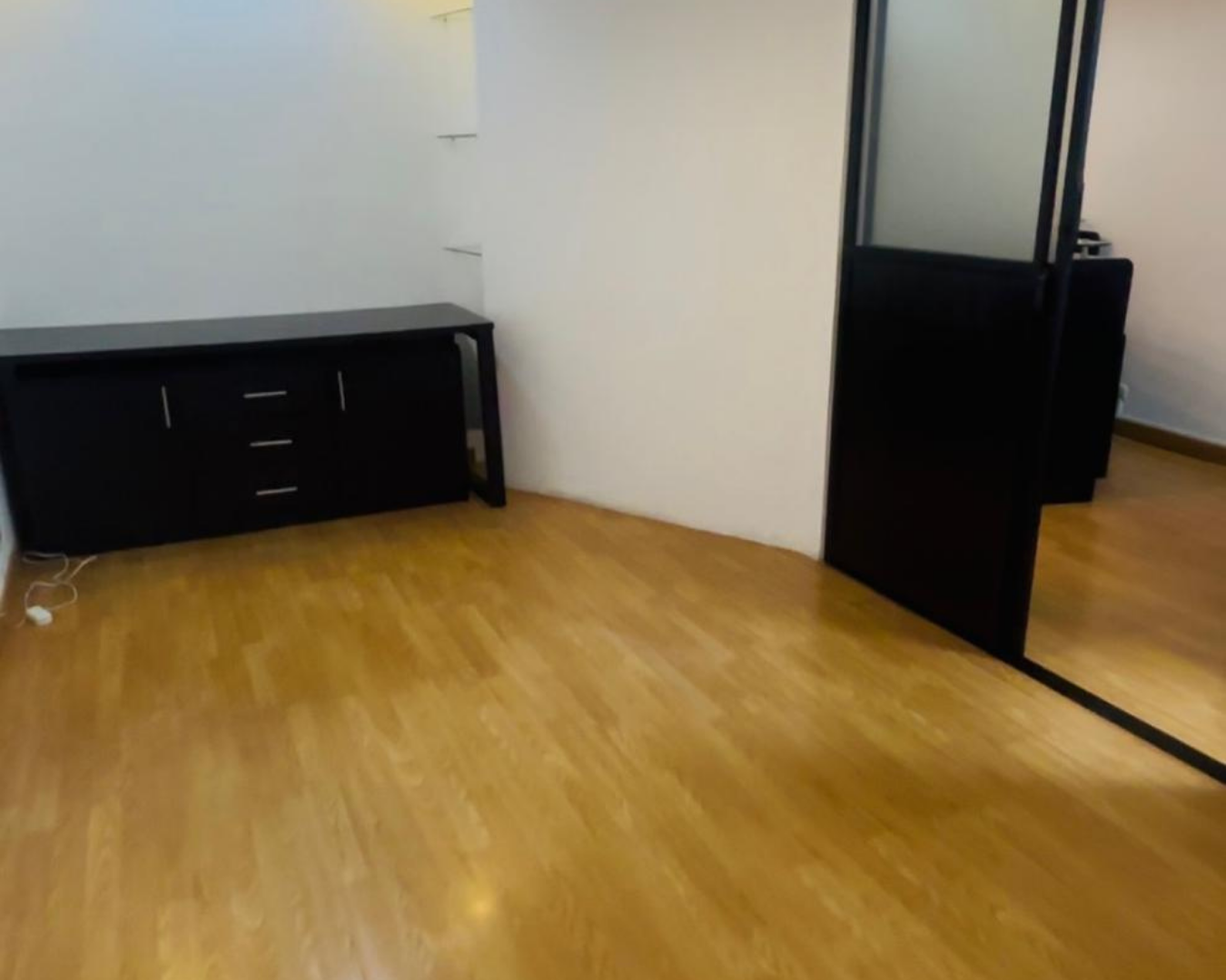 Oficina moderna de 43m2 en venta y arriendo, sector financiero Quito, calles Finlandia y Suecia - URUZ Inmobiliaria.