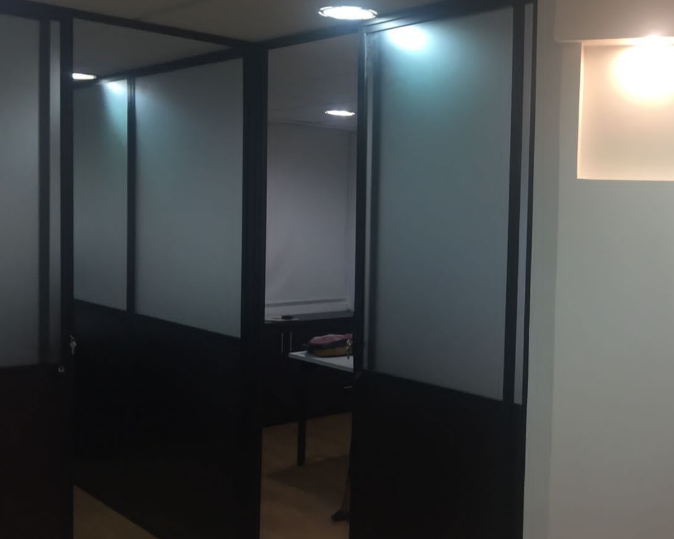 Oficina moderna de 43m2 en venta y arriendo, sector financiero Quito, calles Finlandia y Suecia - URUZ Inmobiliaria.