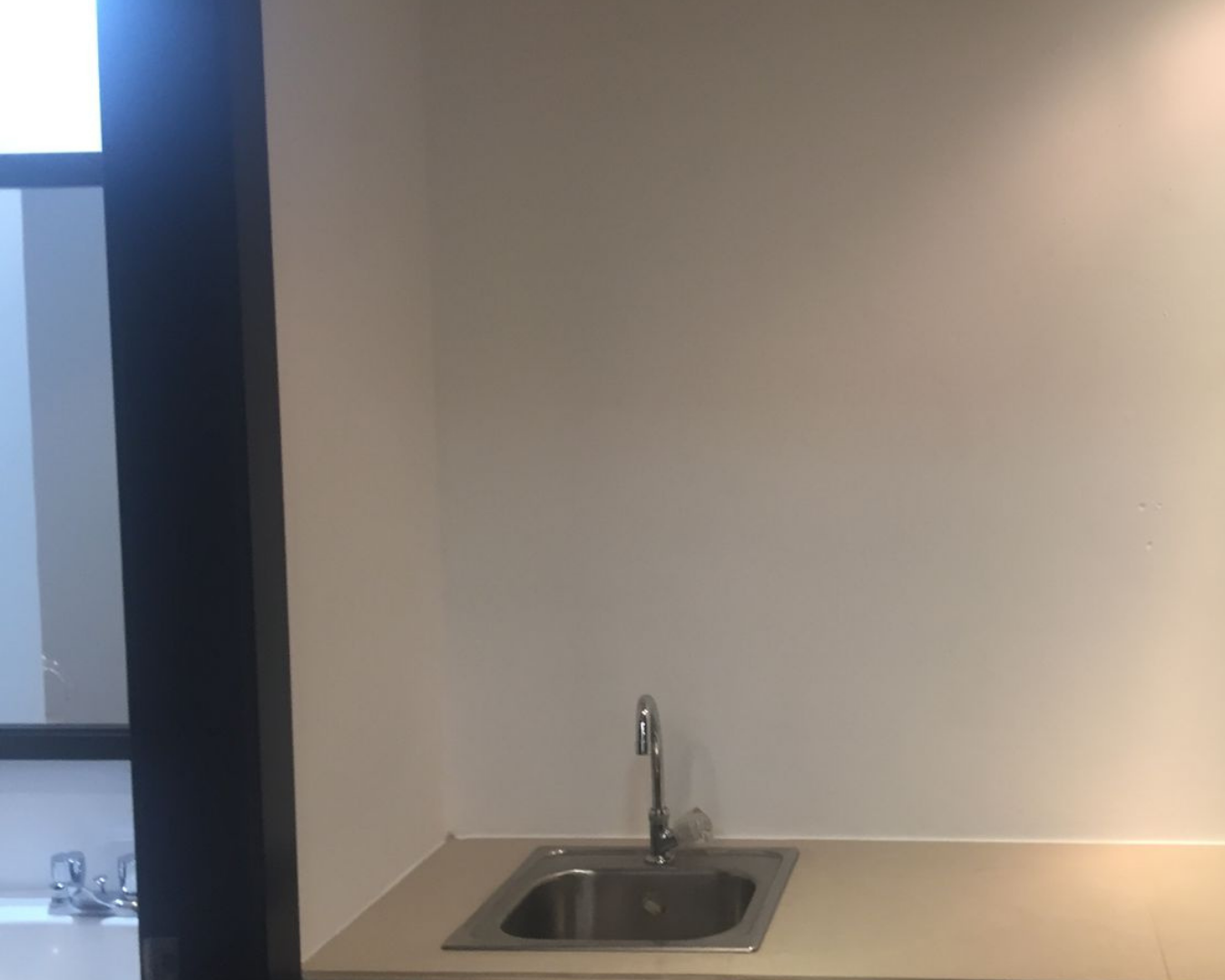 Oficina moderna de 43m2 en venta y arriendo, sector financiero Quito, calles Finlandia y Suecia - URUZ Inmobiliaria.