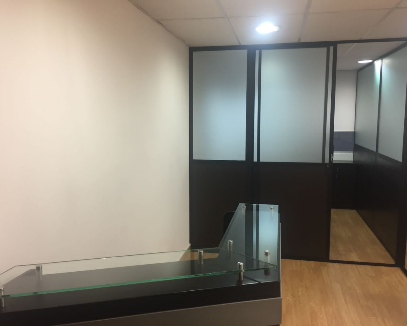Oficina moderna de 43m2 en venta y arriendo, sector financiero Quito, calles Finlandia y Suecia - URUZ Inmobiliaria.