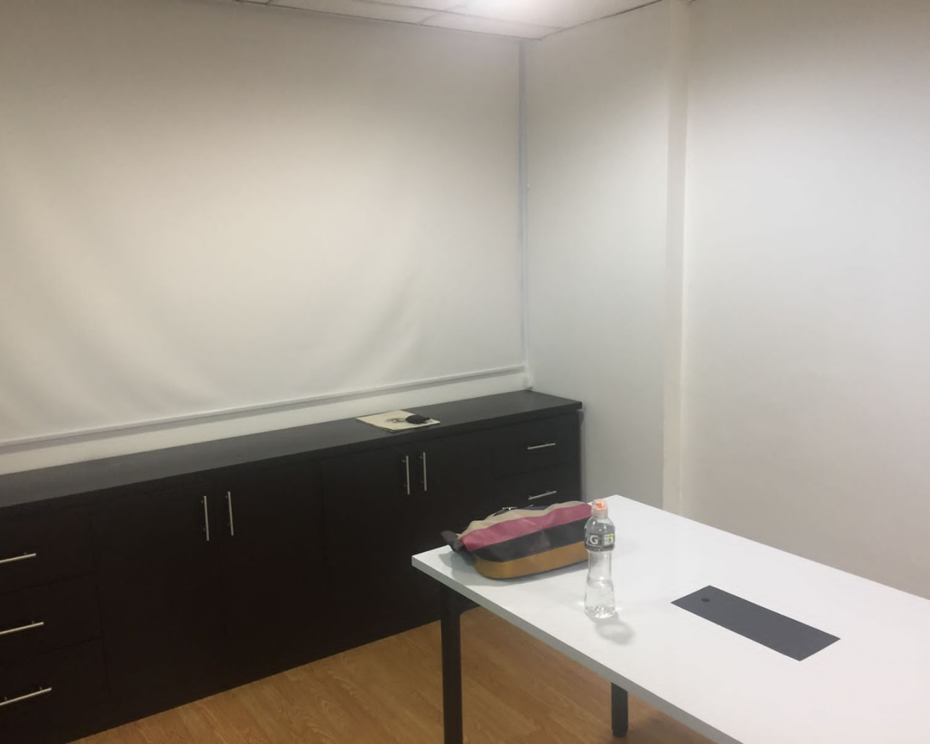 Oficina moderna de 43m2 en venta y arriendo, sector financiero Quito, calles Finlandia y Suecia - URUZ Inmobiliaria.