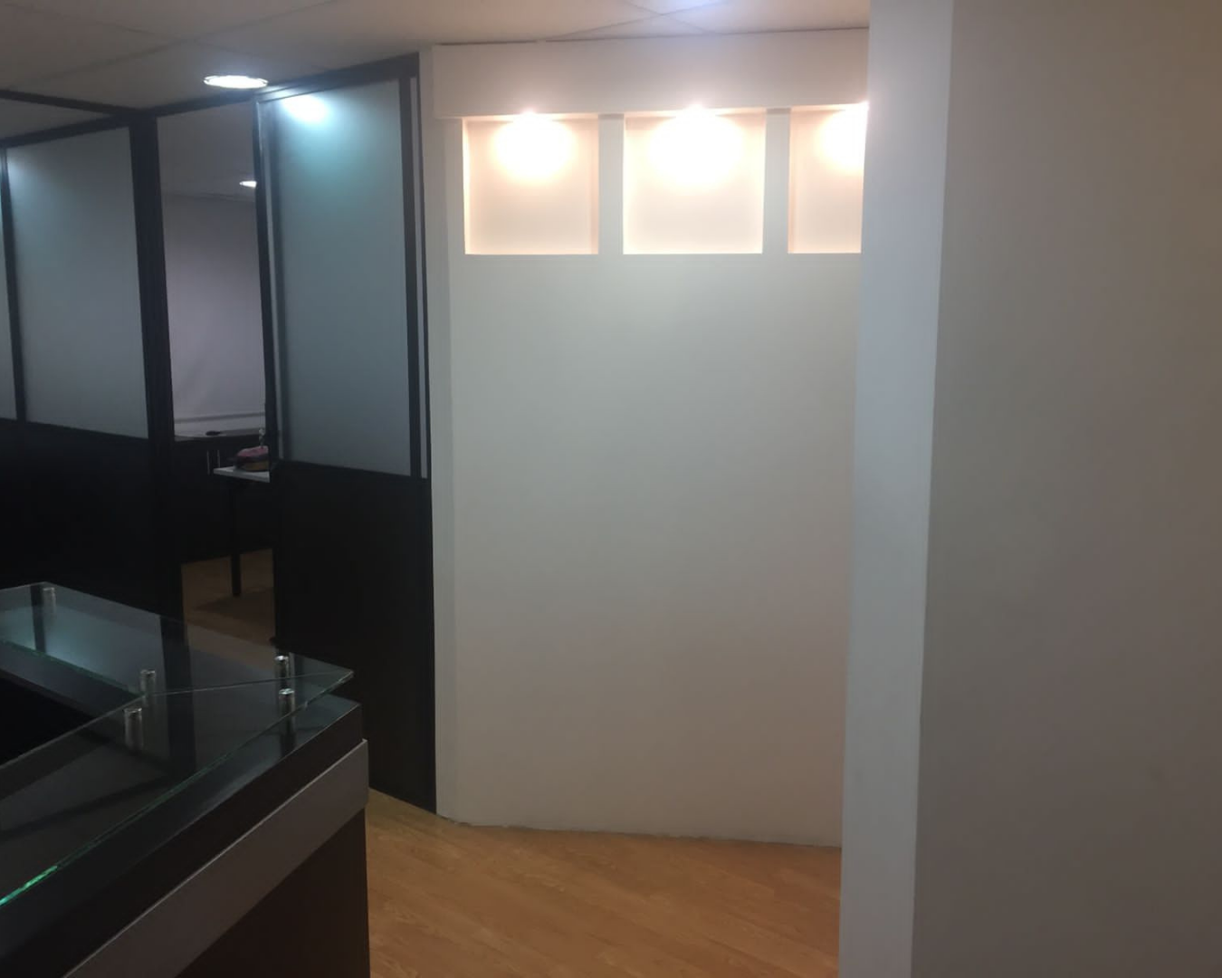 Oficina moderna de 43m2 en venta y arriendo, sector financiero Quito, calles Finlandia y Suecia - URUZ Inmobiliaria.