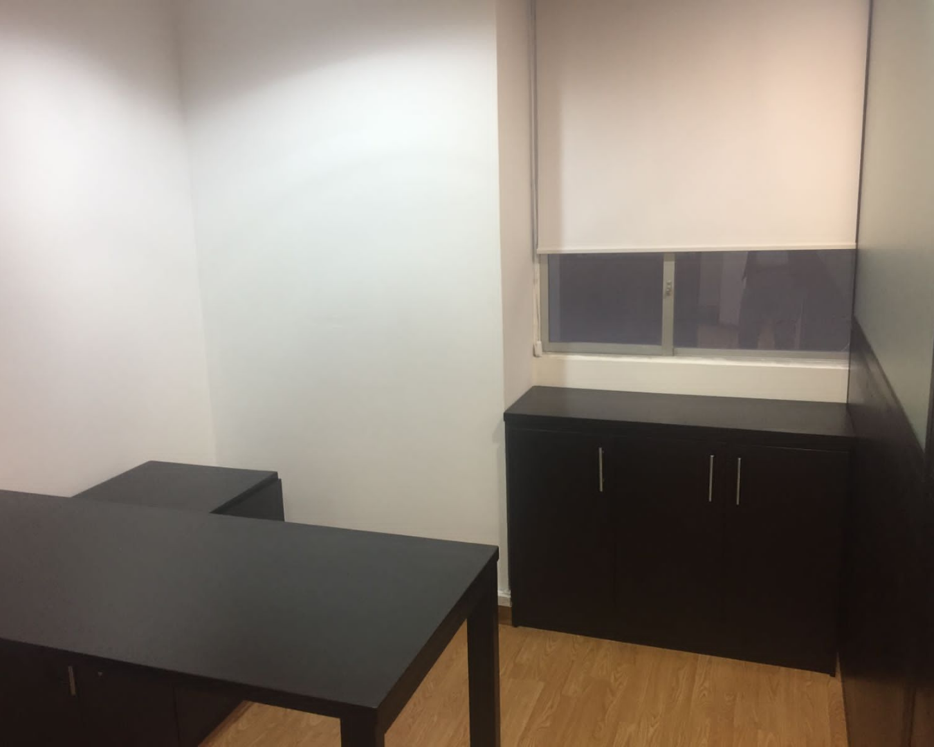 Oficina moderna de 43m2 en venta y arriendo, sector financiero Quito, calles Finlandia y Suecia - URUZ Inmobiliaria.