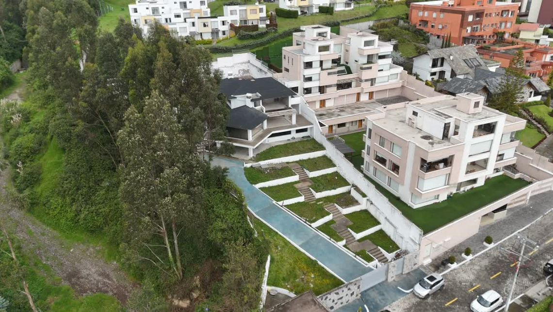 Edificio de 3 pisos con amplios espacios y luz natural en Pinar Alto, apto para colegios, universidades o constructoras.