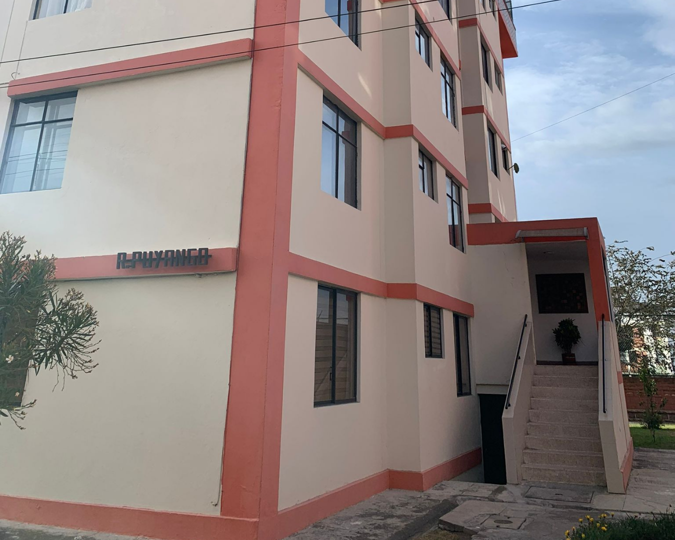 Departamento de 85 m2 en venta en Carcelén, 2 dormitorios y estudio, sector Supermaxi - URUZ Inmobiliaria.