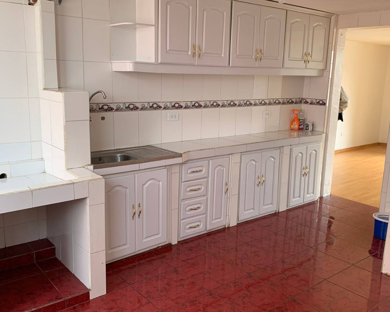 Dormitorio master en departamento de venta en Carcelén, segundo piso, excelente iluminación natural.