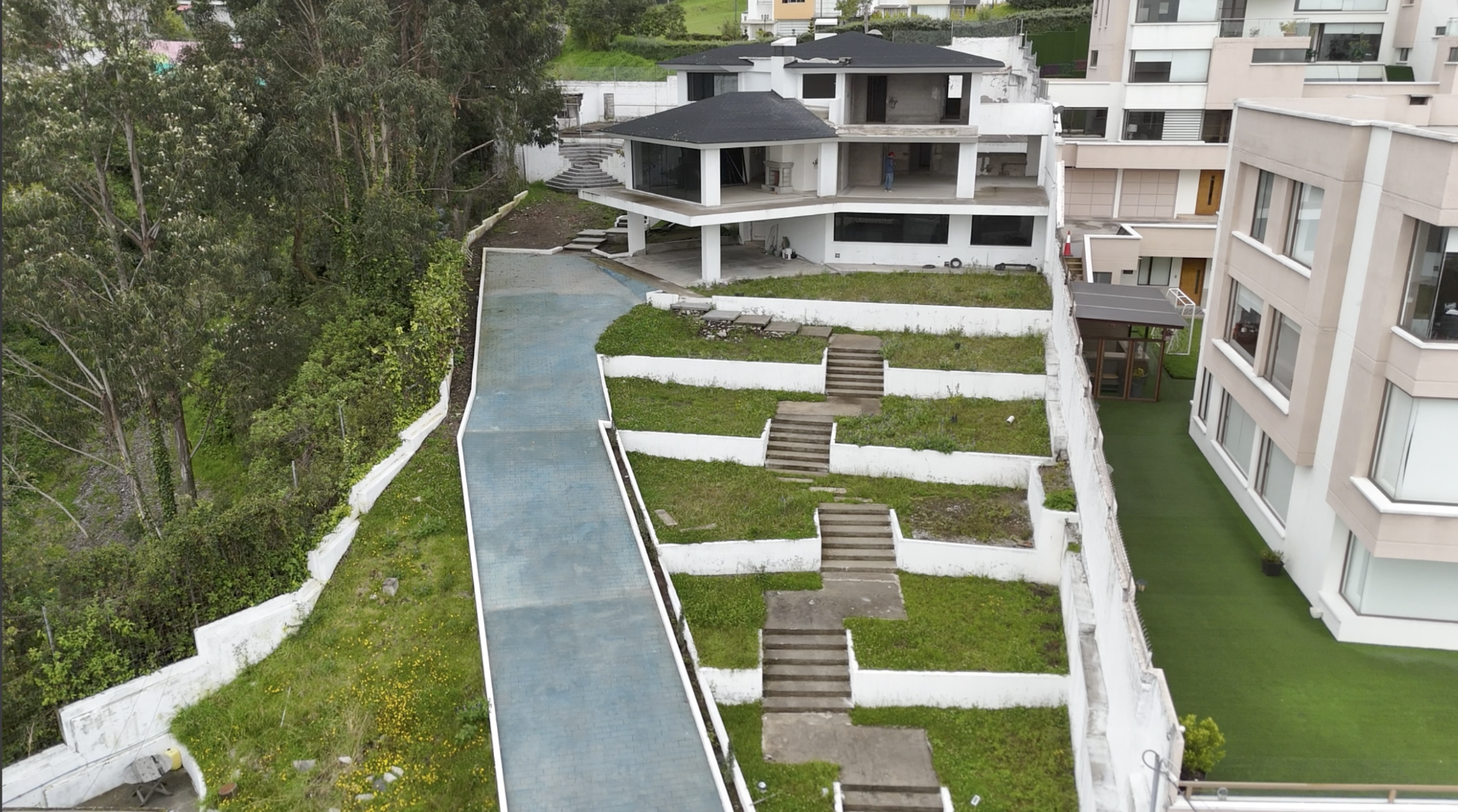 Edificio de 3 pisos con amplios espacios y luz natural en Pinar Alto, apto para colegios, universidades o constructoras.