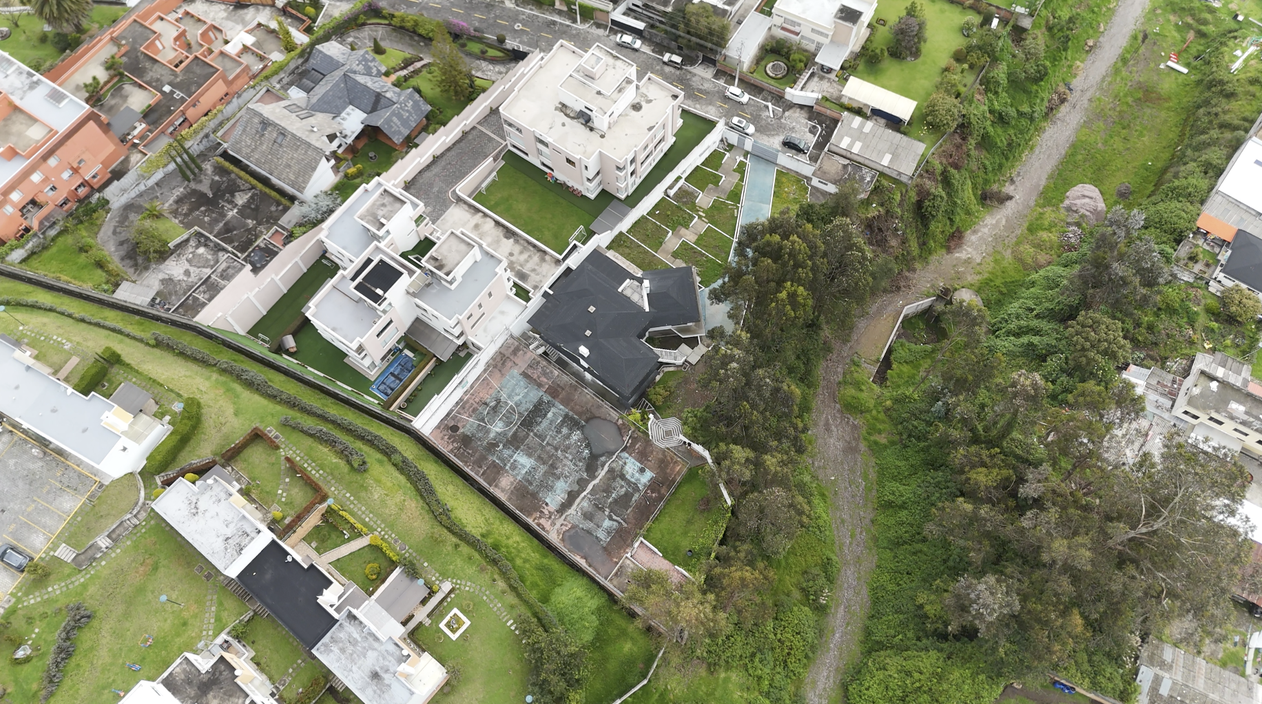 Edificio de 3 pisos con amplios espacios y luz natural en Pinar Alto, apto para colegios, universidades o constructoras.